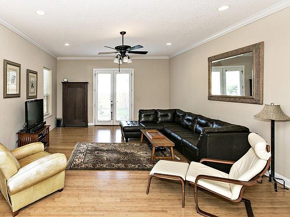 4th image of 405 12th Ave S
