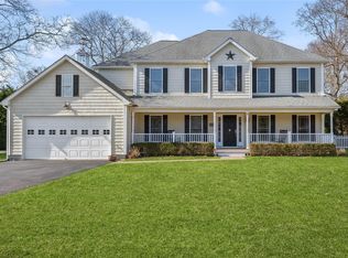 25 Fortune Cookie Ln, Hampton Bays, NY 11946