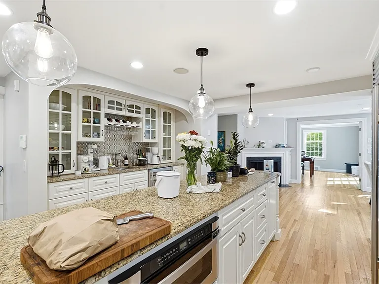 17 Hawthorne Ln — Photo 6