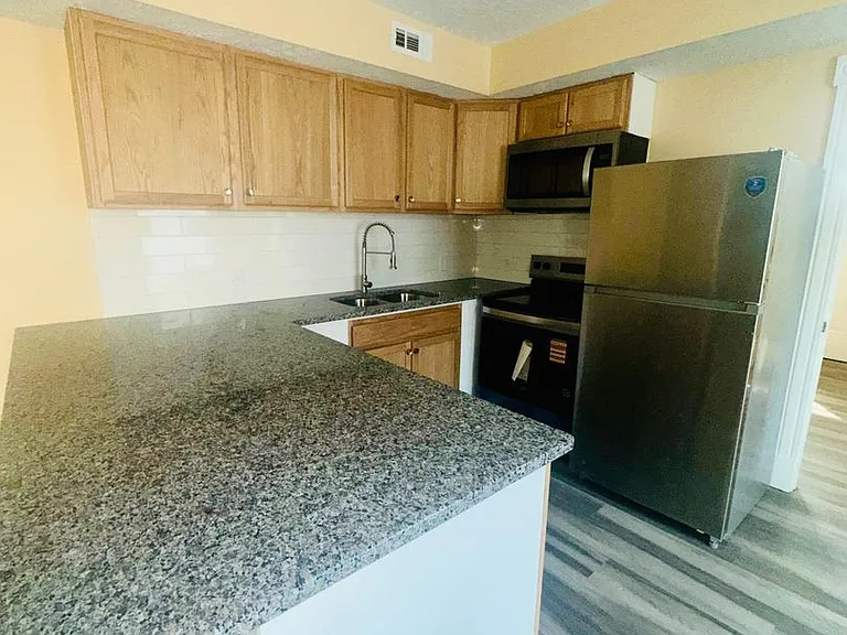 6 N. Dooley Ave. — Photo 8
