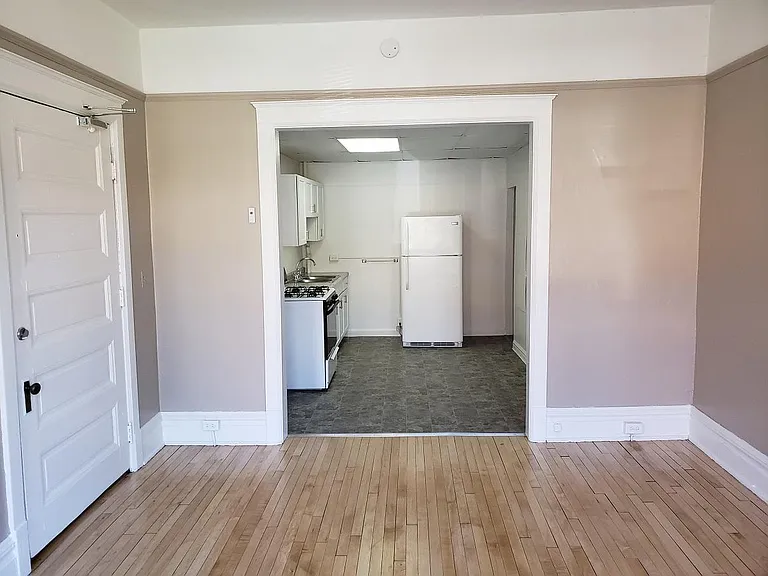 716 E 1st St #5 — Photo 3