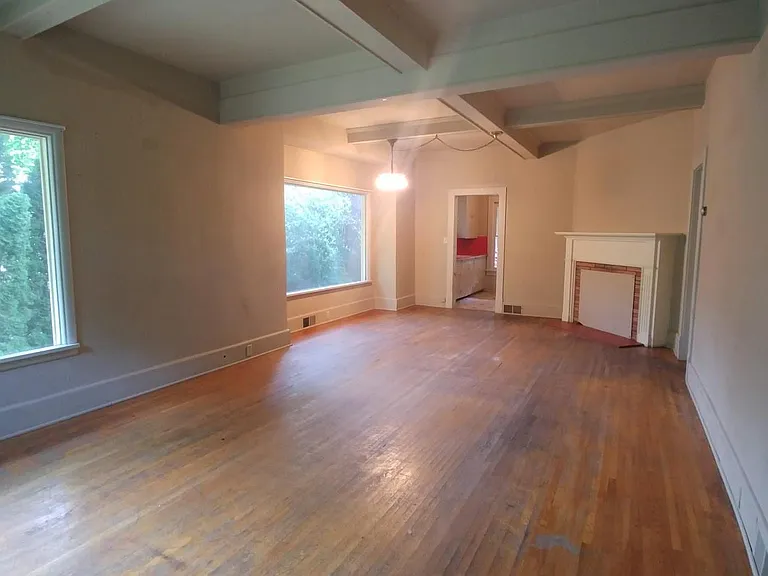 1030 NE Indiana St — Photo 2