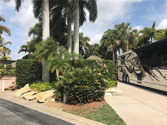 2nd image of 411 NW Chipshot Ln