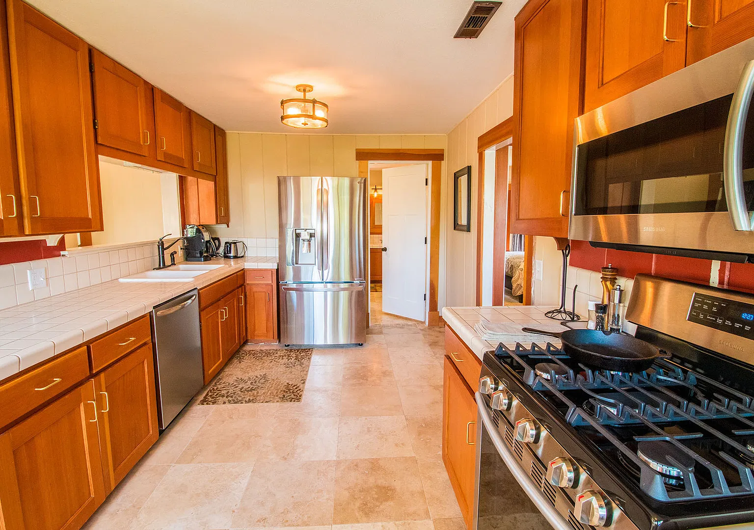 Zara's Cottage: Fully Furnished, blocks to downtown Jacksonville, Garage $300 Utility Fee — Photo 3
