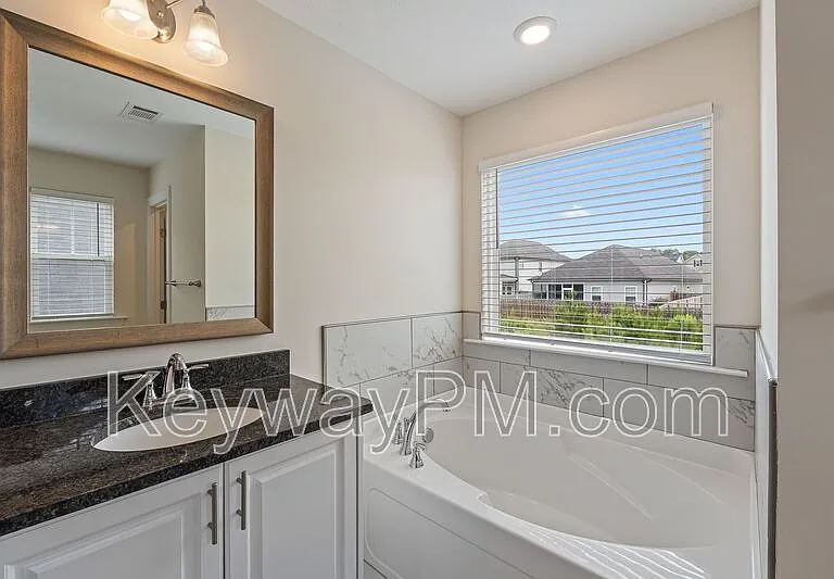 585 Hampton Dr — Photo 19