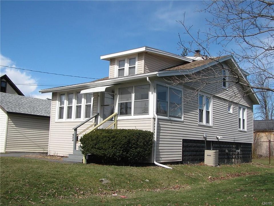 Welcome to 403 E. Heman Street and Enjoy Village Living!