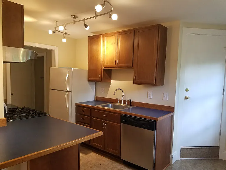 2 bed, 1000 sqft, $1,600 — Photo 2
