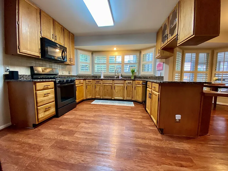 2 Eastbrook Ct — Photo 3