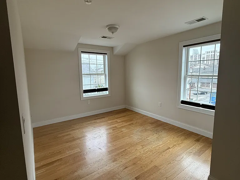 81 Lester St — Photo 5
