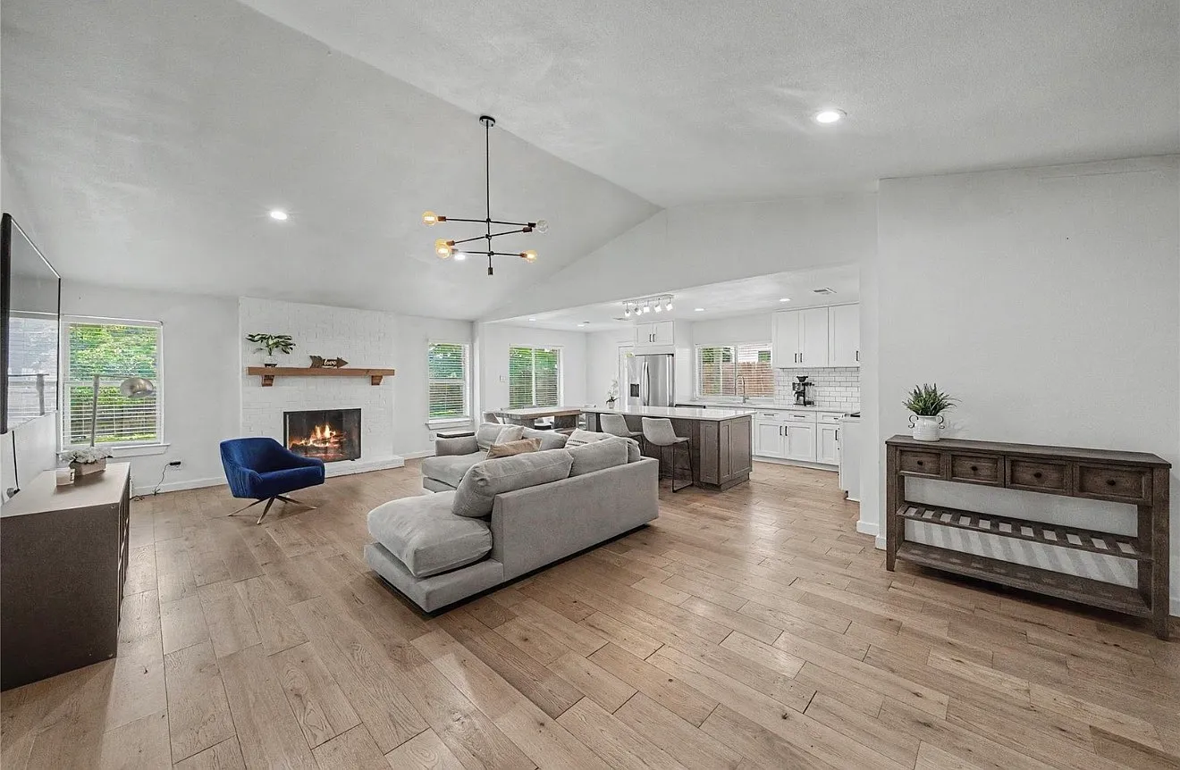 3 bed, 1601 sqft, $2,327 — Photo 3