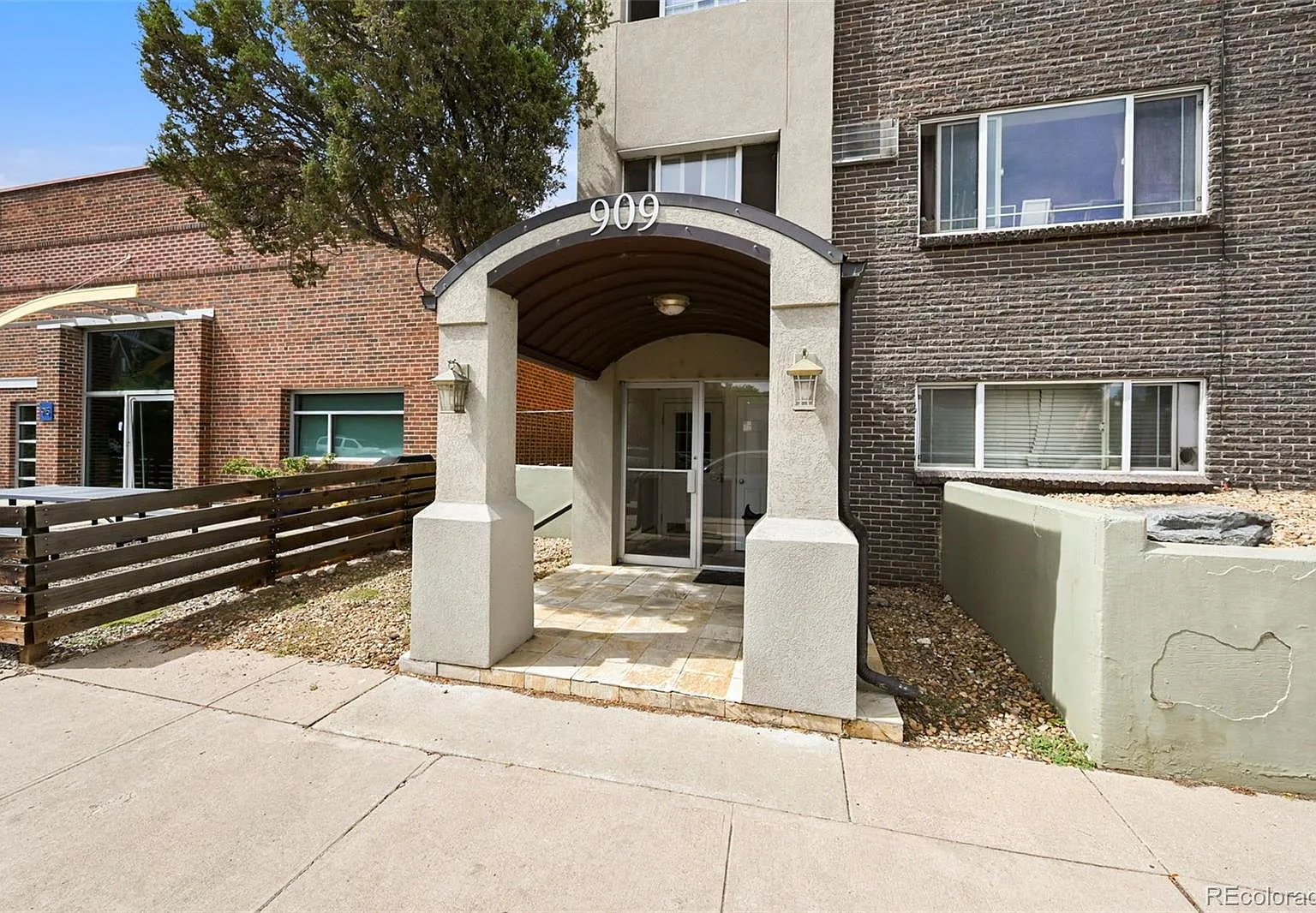 2 bed, 1.0 bath, 797 sqft, $1,800 — Photo 2