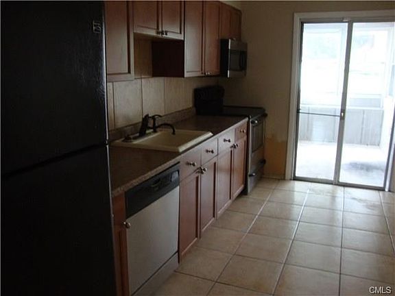5th image of 240 Cherry Hill Dr Unit 2A