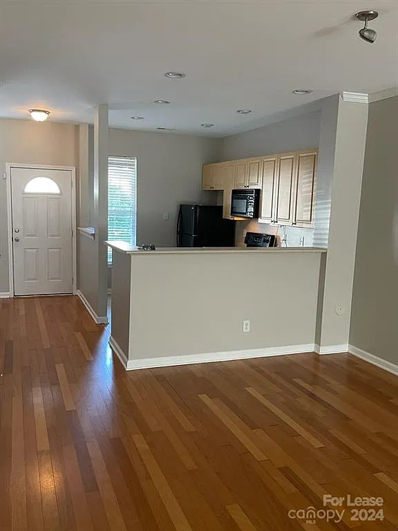 2 bed, 2.5 bath, 1319 sqft, $1,945 — Photo 2