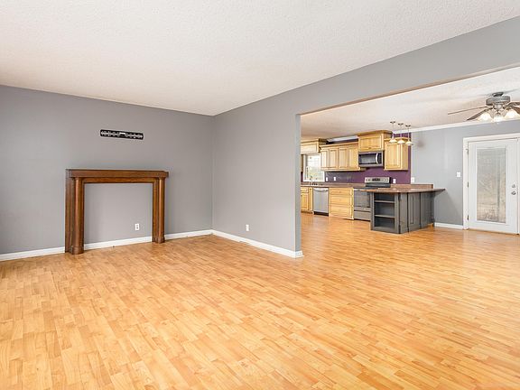 5th image of 405 E Lakeside Dr