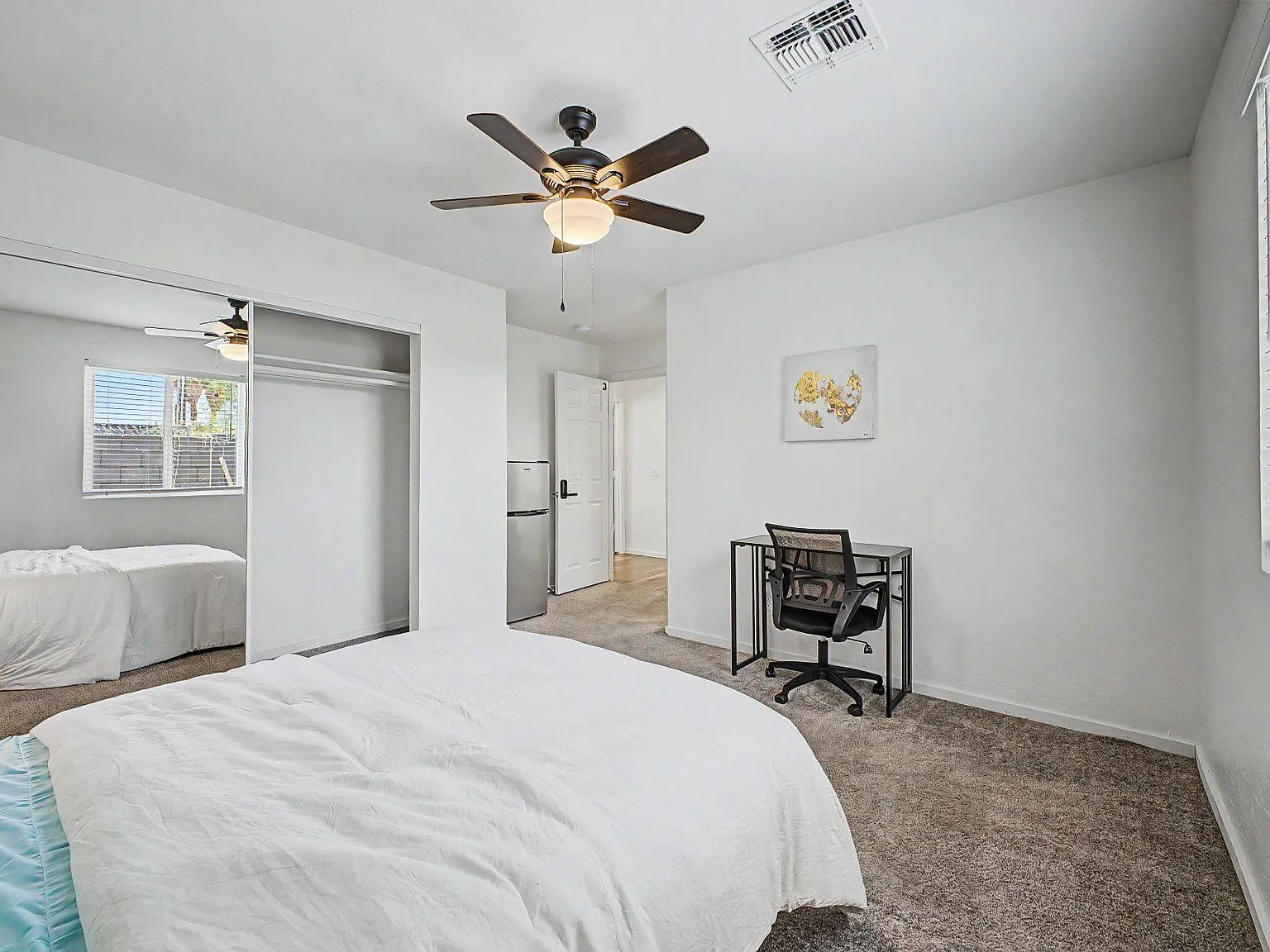 4 bed, 2.0 bath, 1019 sqft, $1,048 — Photo 3