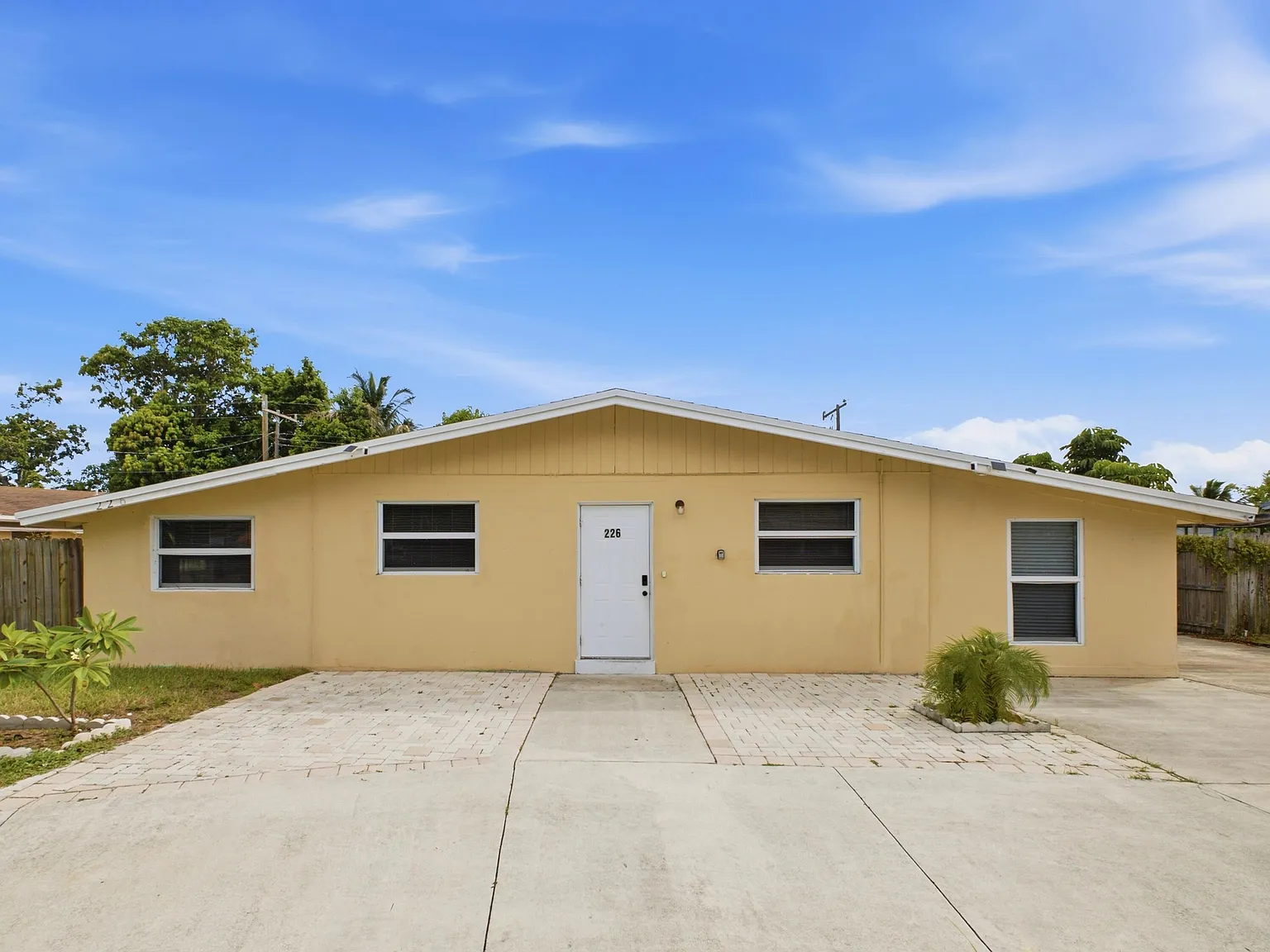 3 bed, 2.0 bath, 1256 sqft, $3,300 — Photo 2