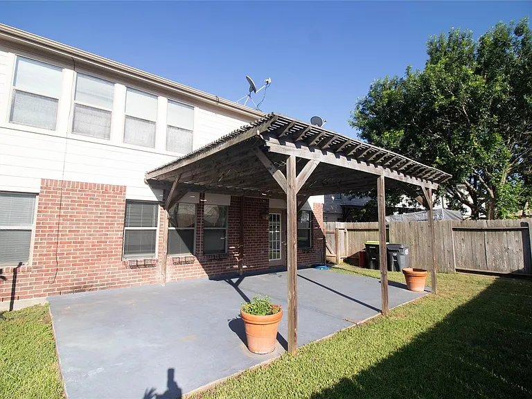 2202 Crossmill Ln — Photo 2