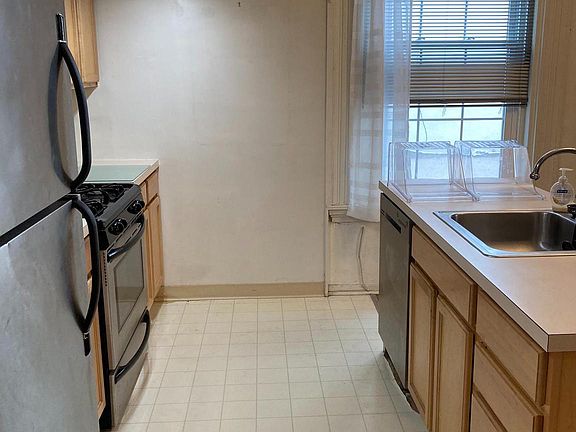 4th image of 1029-33 Spruce St #206