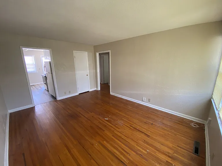 889 S Hillcrest St — Photo 3
