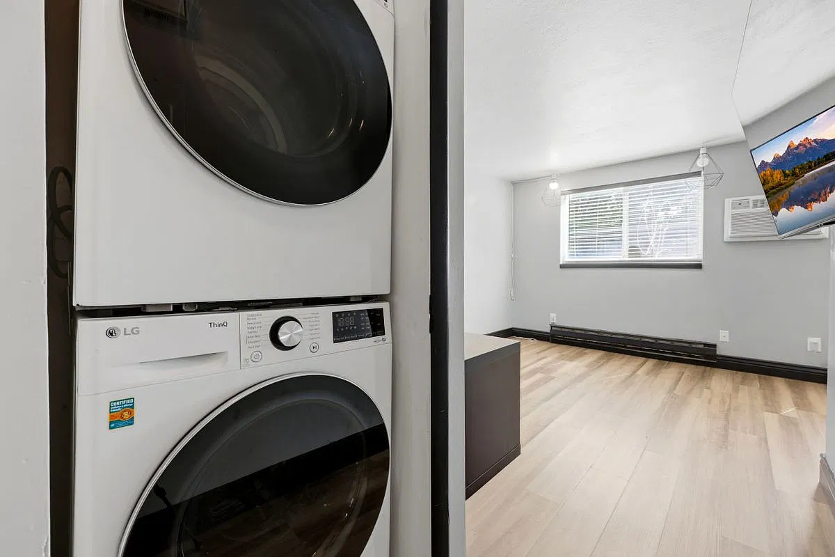 2 bed, 1.0 bath, 618 sqft, $1,700 — Photo 2