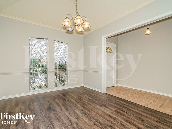 4th image of 700 Robin Meadow Dr
