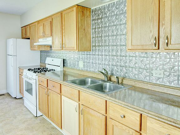 3rd image of 1317 Meadowbrook Dr