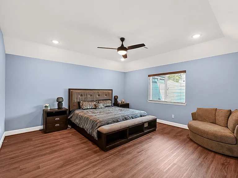 1035 E Hampton Dr — Photo 9