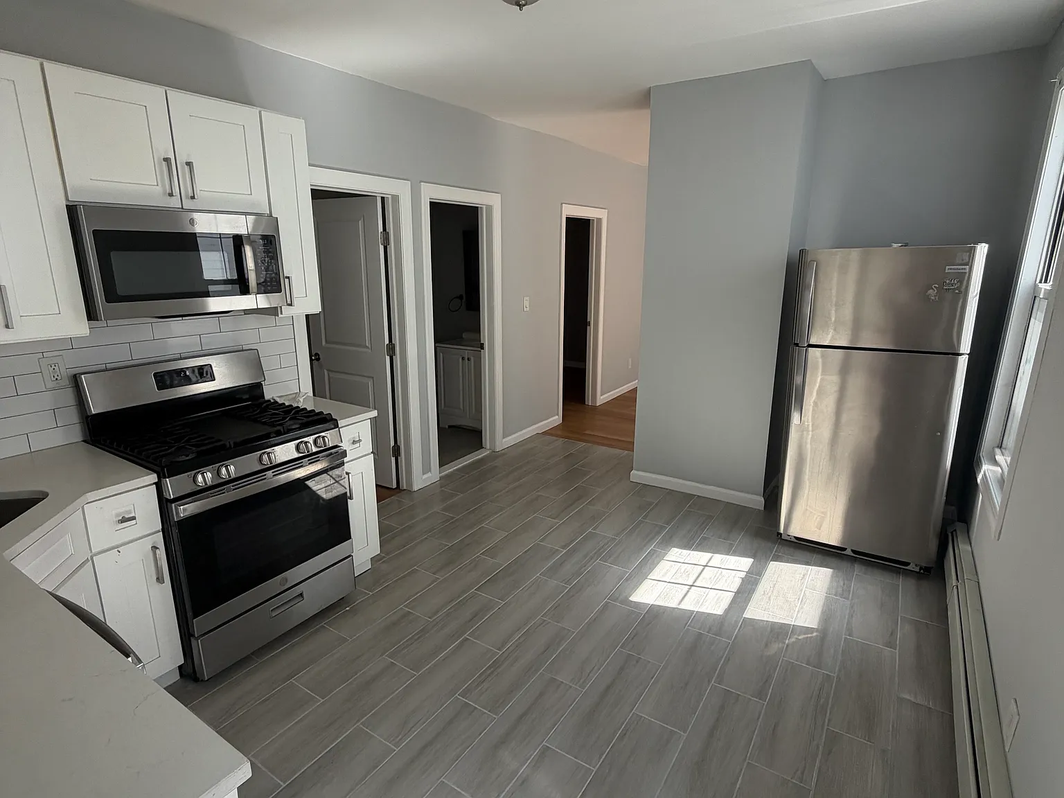 3 bed, 1200 sqft, $2,400 — Photo 2