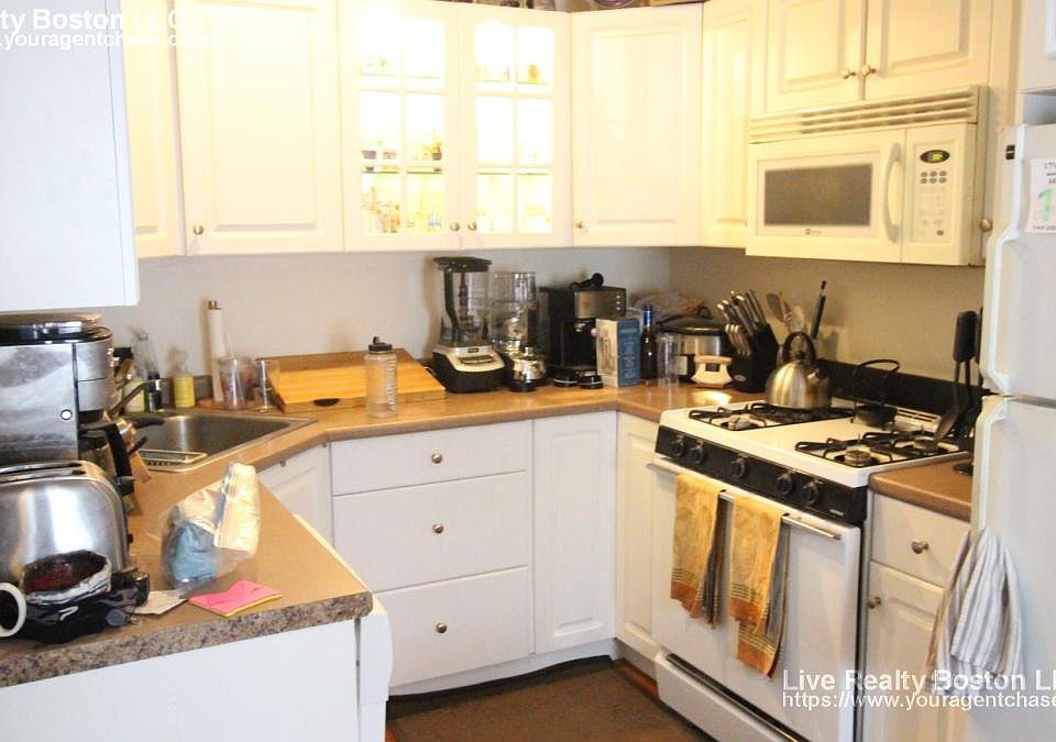 2nd image of 26 Locke St