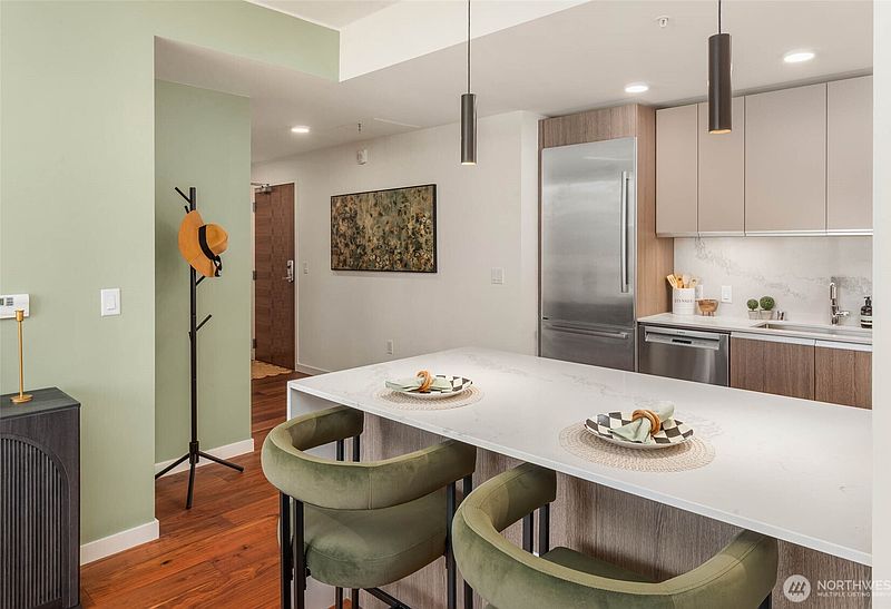 5th image of 800 Columbia Street #2305