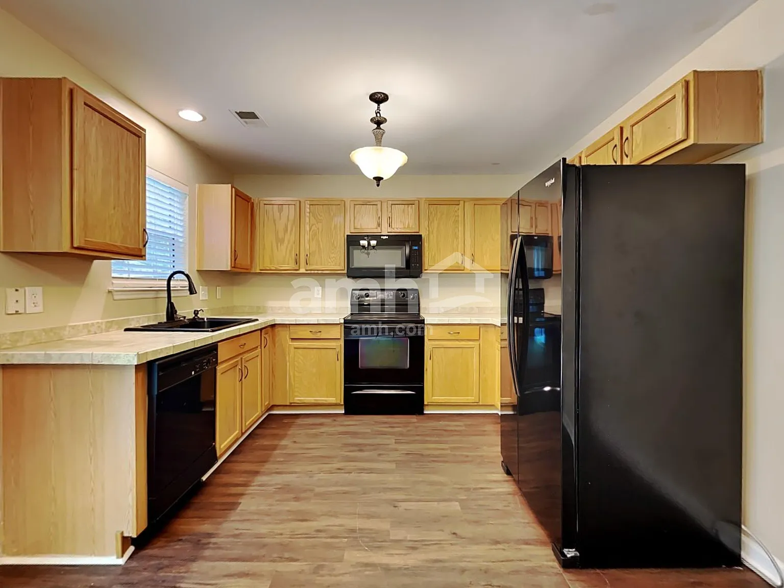 4 bed, 2.0 bath, 1600 sqft, $2,365 — Photo 3