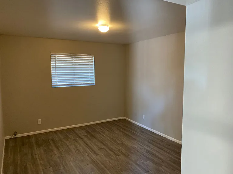 2414 W Devonshire Ave — Photo 20