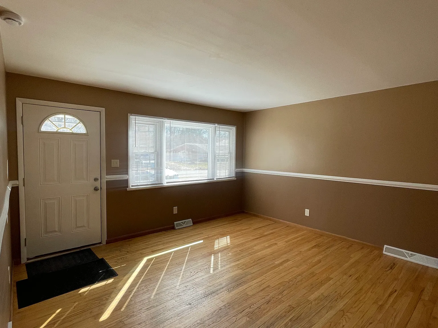 3 bed, $1,500 — Photo 2
