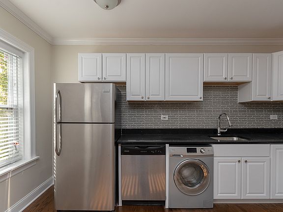 2nd image of 2129 N Dayton St #703