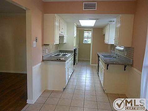 5th image of 1104 Bridle Dr
