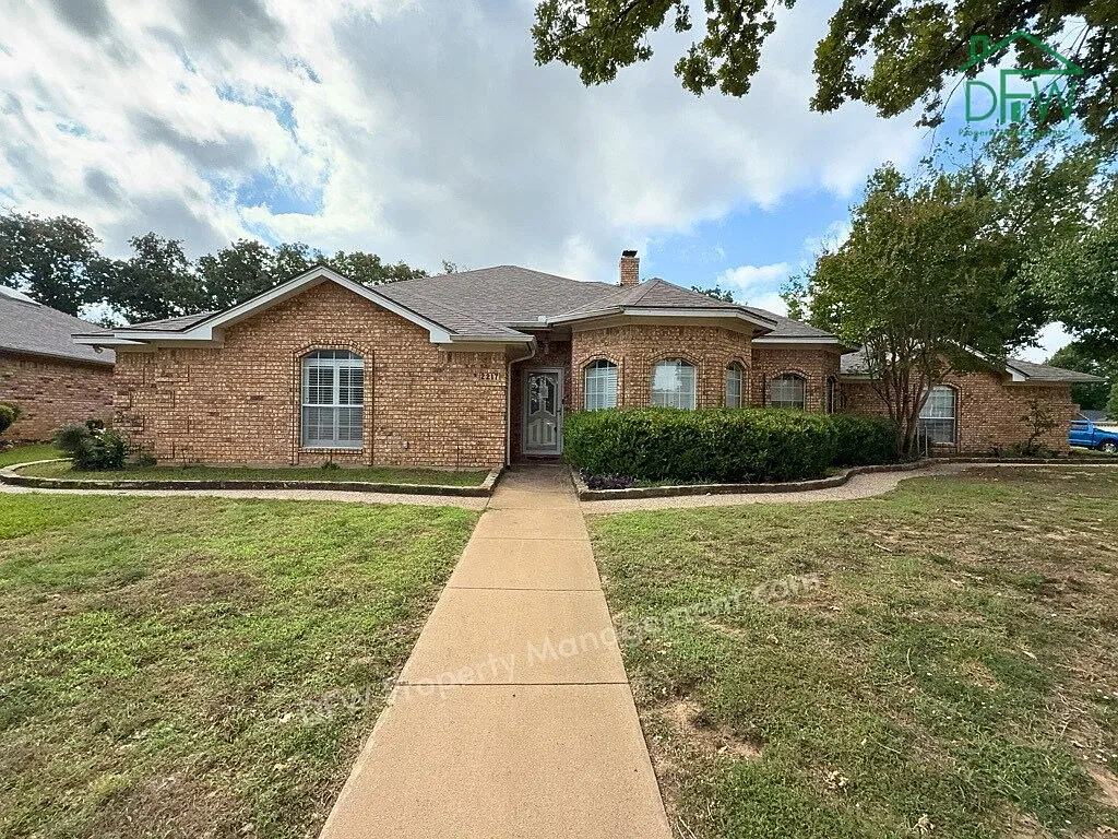 3 bed, 2.5 bath, 2568 sqft, $2,895 — Photo 1