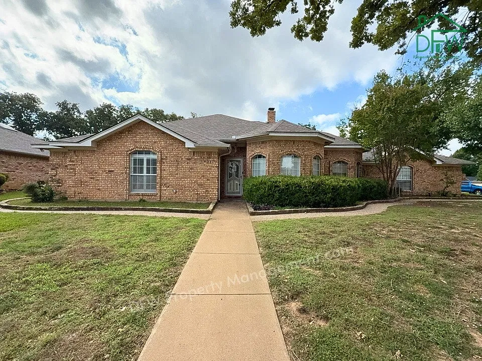 2217 Eva Ln