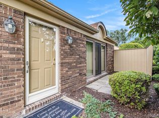 2351 Rochelle Park Dr, Rochester, MI 48309