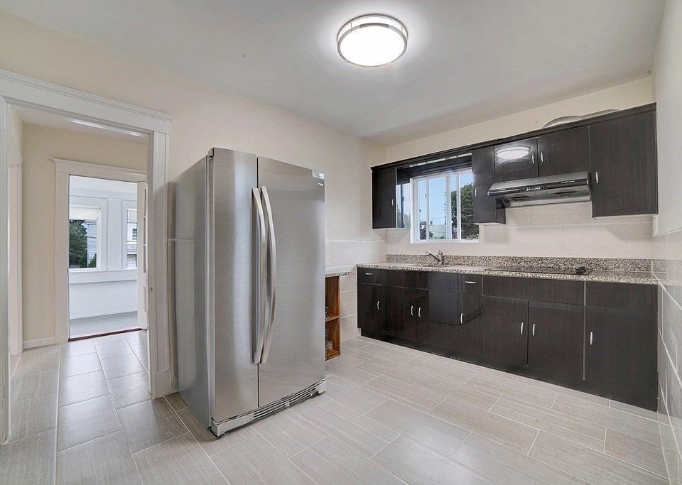 1st image of 10 Bedford St #2
