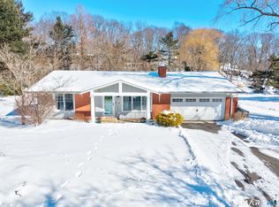 156 Stone House Ln, Guilford, CT 06437