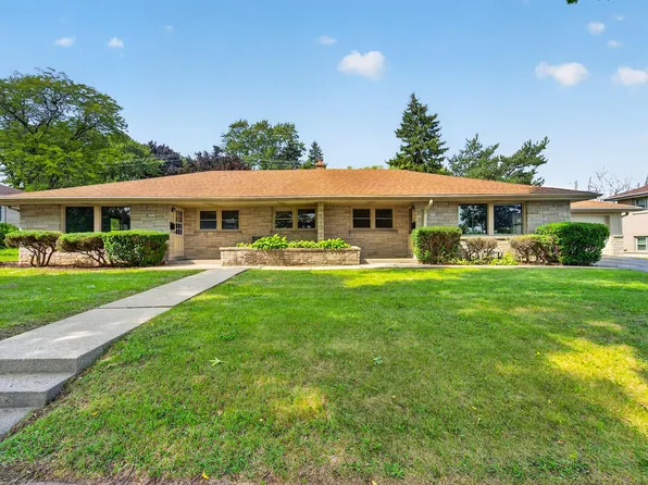 3921 N 100th St, Wauwatosa, WI 53222