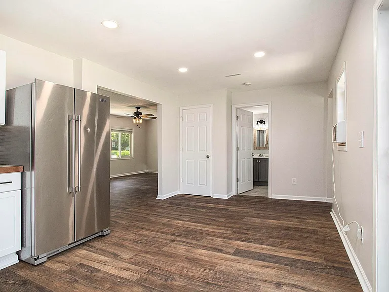 854 Upton Ave — Photo 7