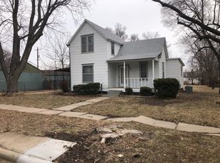 121 SW 5th St, Newton, KS 67114