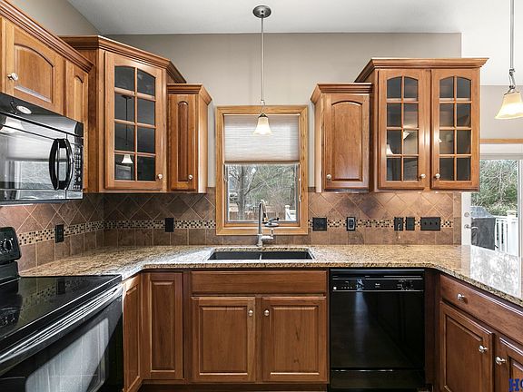 3rd image of 7915 Nob Hill Rd