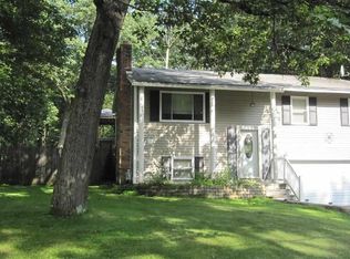60 Quevic Dr, Saratoga Springs, NY 12866