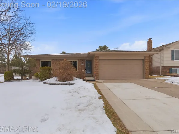 38222 Pinebrook Dr, Sterling Heights, MI 48310