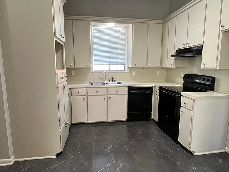 311 Hampton Ct — Photo 10