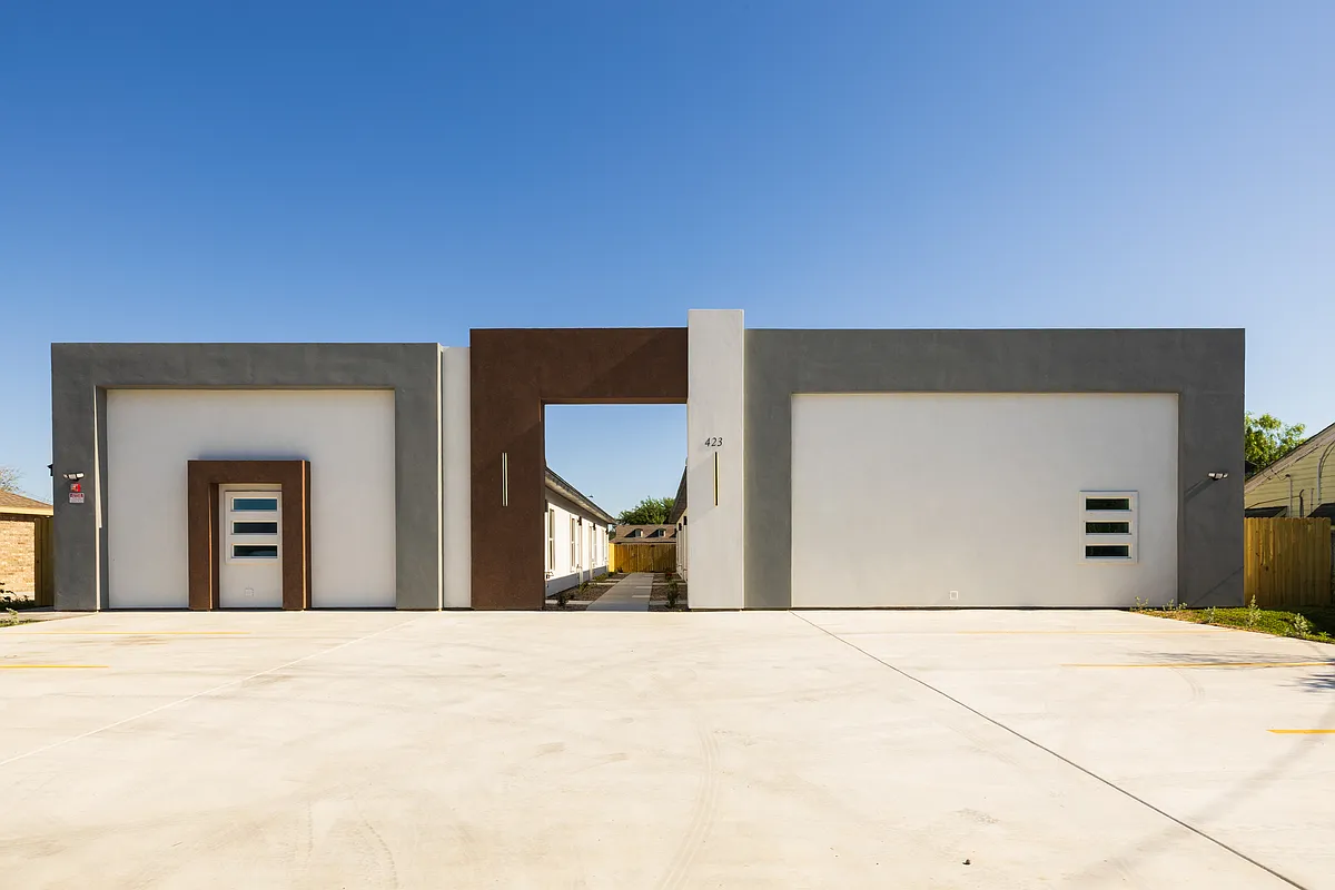 Building Photo - 423 W Schunior St #1
