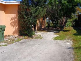 518 NW 10th St, Hallandale, FL