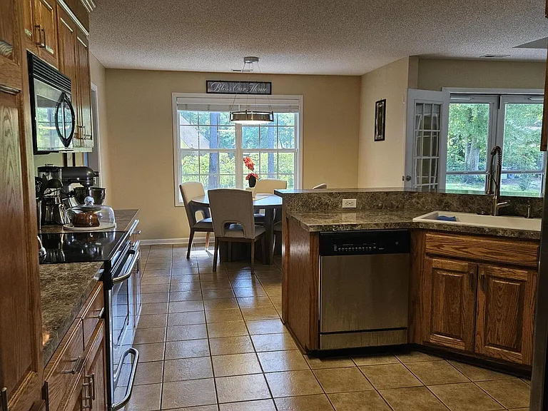 2947 Sylvan Way — Photo 6